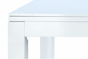 The gloss finish on the Piano White Phoenix pool table
