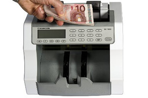 Feeding banknotes into the SC 1600 counter