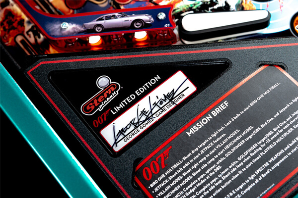 James Bond 007 pinball limited edition badge.