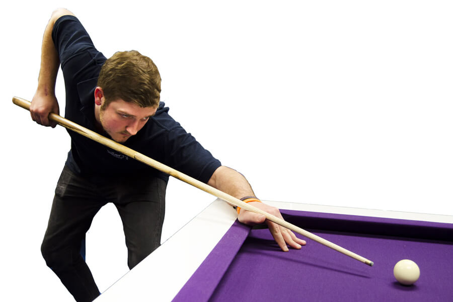 poolspeler met een 57-inch cue.