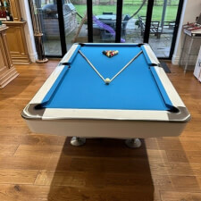 The LA Pro in white with electric blue cloth.
