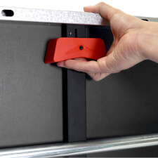 Unlocking the folded position on the Sport 500 Indoor.