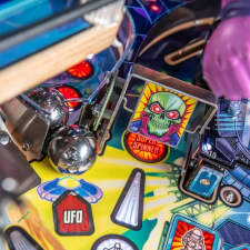 The Foo Fighters LE pinball machine details.