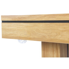 Detail of the Oak finish.