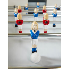 Female football player figures on the Elles.