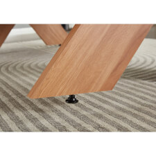 Adjustable levelling foot.